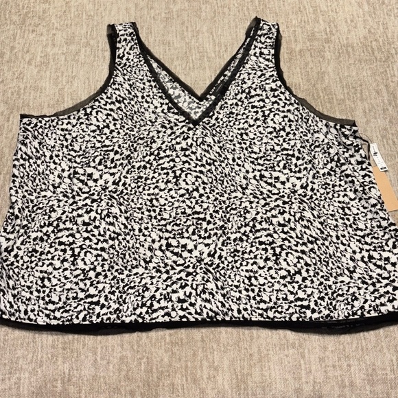 4X NWT lightweight tank Halogen brand $50 black and white gorgeous! - Picture 1 of 4